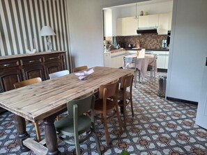 salle a manger spacieuse ouverte sur la cuisine