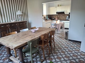 salle a manger spacieuse ouverte sur la cuisine