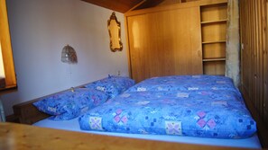 Ferienwohnung Nr. 1,35qm, Balkon, Küche, 1 Schlafzimmer, 1 Wohnzimmer, 2 Personen-Schlafzimmer mit großem Kleiderschrank