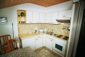 Ferienwohnung Nr. 1,35qm, Balkon, Küche, 1 Schlafzimmer, 1 Wohnzimmer, 2 Personen-Küche Ferienwohnung