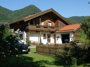 Ferienwohnung Nr. 1,35qm, Balkon, Küche, 1 Schlafzimmer, 1 Wohnzimmer, 2 Personen-Ferienwohnung mit Balkon