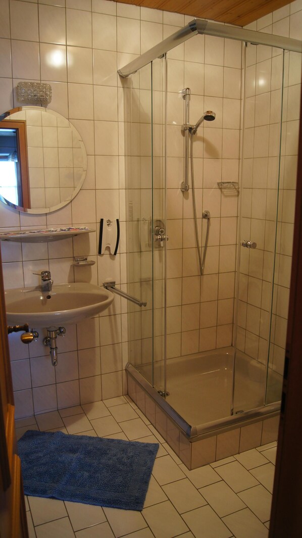 Ferienwohnung Nr. 1,35qm, Balkon, Küche, 1 Schlafzimmer, 1 Wohnzimmer, 2 Personen-Badzimmer Ferienwohnung mit WC