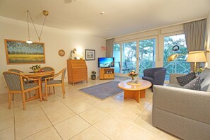 Wohnzimmer mit Esstisch und Balkonzugang