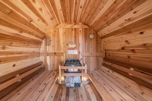 Better than a hot tub!! This sauna is amazing! Relax, sweat it out and step out into the cold mountain morning air to feel rejuvenated.