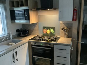 Large five ring gas hob, large oven and grill, microwave.