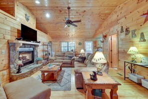 Living Room | Free WiFi | Central A/C & Heat | Smart TV