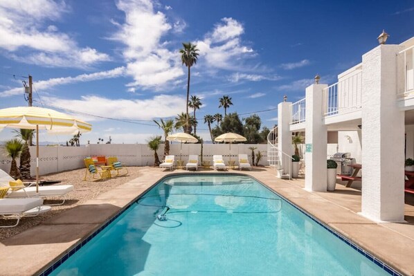 Beautiful Havasu home with a large pool that is heatable (please see pool heating notes).