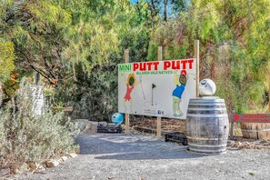 The property features an 18-hole mini golf course and is close to renowned cellar doors and breweries.
