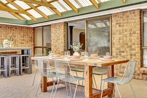 Open plan living flows seamlessly to the undercover patio, with ample seating to entertain.