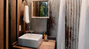 Private Bathroom / Shower (1)