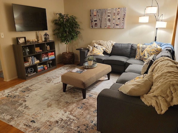 This newly renovated unit with a woodsy/PNW theme is cozy and inviting!