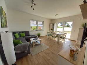 Wohnzimmer mit Zugang zur Terrasse und zum Garten