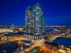 Welcome to the popular Guardian - located in the heart of downtown Calgary! Walk to the Stampede grounds, Saddledome, BMO Centre, and all the amazing restaurants, nightlife, and family entertainment!