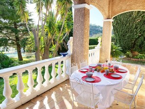 Vos repas en extérieur sur notre première terrasse