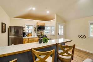 Kitchen | Keyless Entry | Central Air Conditioning