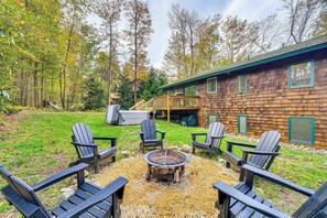 Private Backyard | Fire Pit | 7-Person Hot Tub