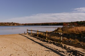 Walk to the nearby lake which is just 7 minutes away.