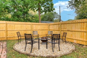 Outdoor seating & fire pit with seating for 6 (May be shared by other guests)