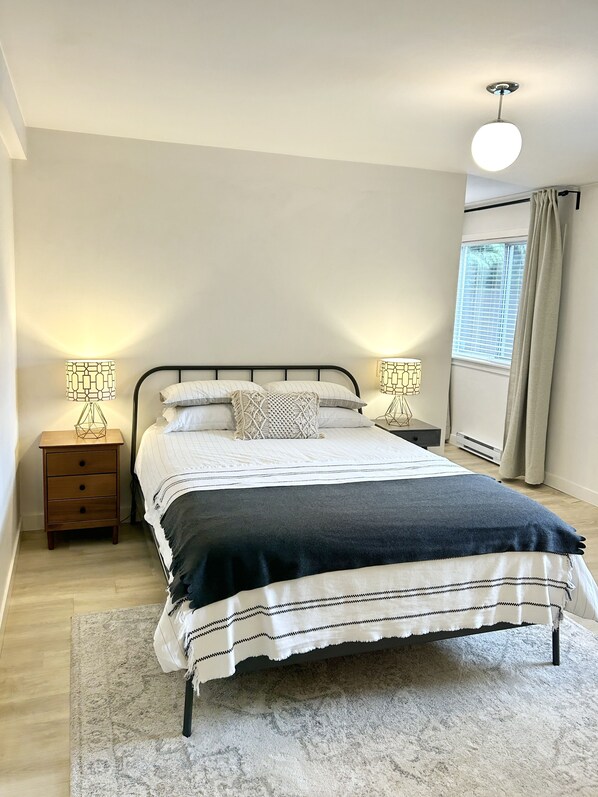 Spacious bedroom with cozy queen size bed (medium-firm)