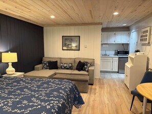 Queen bed with extra thick mattress that pulls out easily
