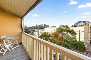 Enjoy a stay in one of Sydney’s oldest suburbs with views of the famous Harbour Bridge from the balcony
