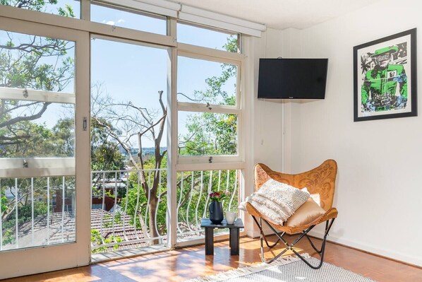 Enjoy beautiful light-filled living with floor to ceiling windows that overlook Five Ways Bay.