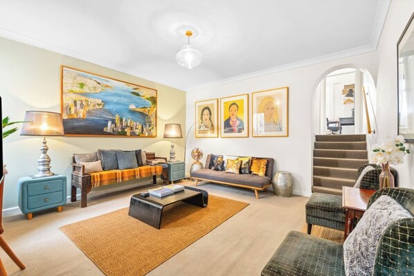 Combining comfort and artistry, discover a unique stay to explore the vibrant Inner West of Sydney.