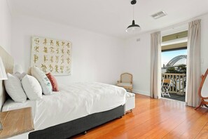 The upstairs unit boasts a beautiful master bedroom with a queen bed and stunning, gun barrel views of the Harbour Bridge