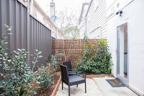 A leafy courtyard garden provides an idyllic oasis to enjoy your morning coffee or bite to eat outdoors. 
