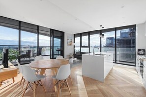 Gorgeous views of the lake and Melbourne skyline are revealed through the window-filled living area - let the sunshine in and see it all from high above.