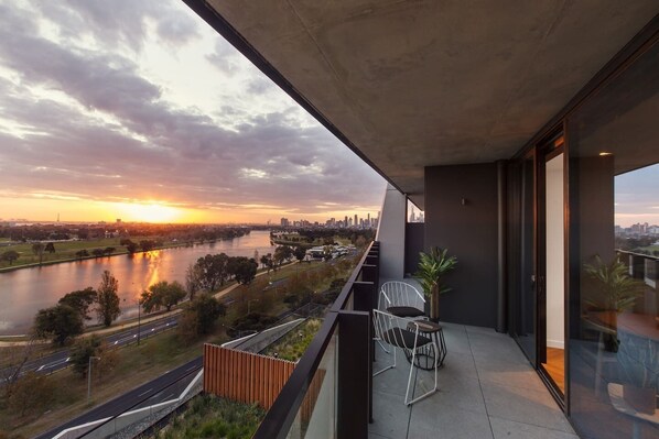 Enjoy your morning coffee or sunset drinks on the patio, with uninterrupted lake and city views. Open the doors and let the fresh air stream through.