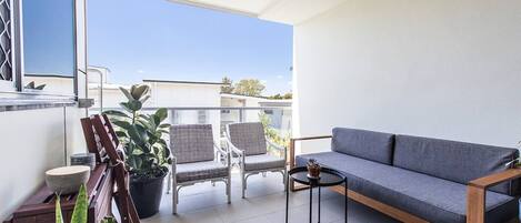 The green filled outdoor patio is perfect for a morning coffee and a book, or for a wine (or two) to enjoy the balmy Queensland evenings. 