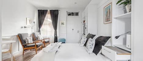 Wakeup refreshed in this bright and airy studio, fitted with a queen-size bed. 
