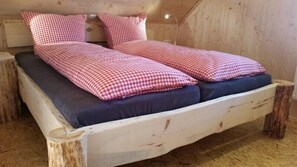 Farnbauernhof, (Schönwald im Schwarzwald), LHS 00865-Schlafzimmer Taubenschlag