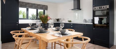 Sunwick Cottage - well-equipped kitchen with dining table