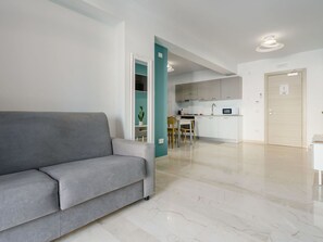 Couch, Interior Design, Wohnzimmer, Wand, Fussboden, Flooring, Halle, Gebäude, Grundeigentum, Decke