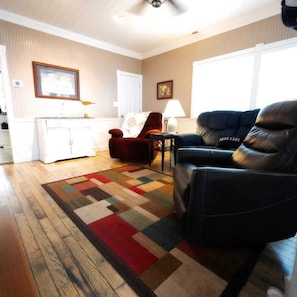 Kick back in the living room, complete with a big TV for all your entertainment needs! Whether it’s a movie marathon, sports game, or binge-watching your favorite series, the choice is yours. Perfect for relaxing after a day of adventure. 📺🍿🛋️