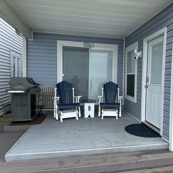 Take in the lake view from the front facade, where two perfectly placed chairs invite you to sit back, relax, and soak up the serene vibes. Whether it’s sunrise coffee or sunset chats, this cozy spot makes every moment more memorable. 🌅🪑🌊