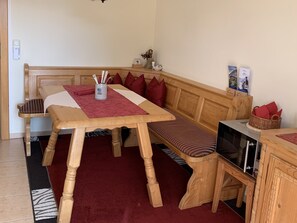 Ferienwohnung Untersberg, 2  Personen, 44 qm, 1 Schlafzimmer, Wohn- Esszimmer mit Küchenzeile und Eckbank, Terrasse-Sitzecke