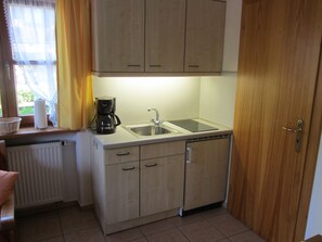 Ferienwohnung Untersberg, 2  Personen, 44 qm, 1 Schlafzimmer, Wohn- Esszimmer mit Küchenzeile und Eckbank, Terrasse-Küchenzeile