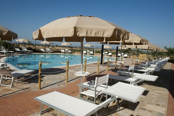 Resort, Schwimmbad, Regenschirm, Eigentum, Sonnenliege, Urlaub, Schatten, Hotel, Möbel, Gebäude
