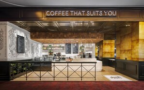 Shopping, cafes, restaurants - just around the corner