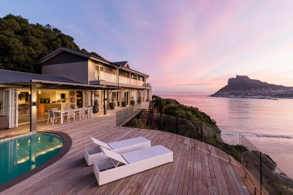 Exquisite views of the mountain and Hout Bay beach below.