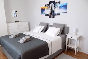 Schlafzimmer 1, Boxspringbett 1,80x2,00 m