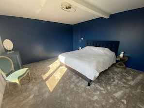 Chambre bleue à l'étage avec un lit de 160 cm. Literie neuve.