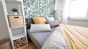 Das Schlafzimmer liegt auf der Südseite und lässt viel Tageslicht hinein.