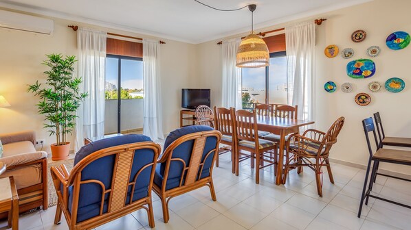 The living room in open space allows everyone to socialize and offers plenty of light
#gathering #relax #spacious #portugal #algarve