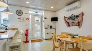 The open space kitchen leads to this dining area that is perfect to socialize
#kitchen #modern #algarve #portugal