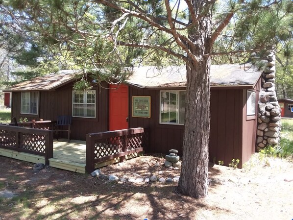 Pine Oaks Lodge, circa 1959.  Trailhead is at the end of the lane.