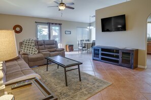 Living Room | Free WiFi | Central A/C & Heat | Smart TV